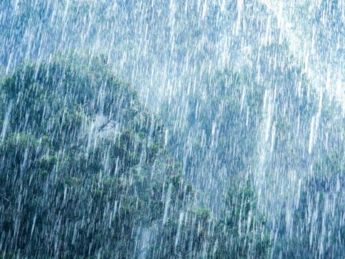 キャンプ　突然の雨